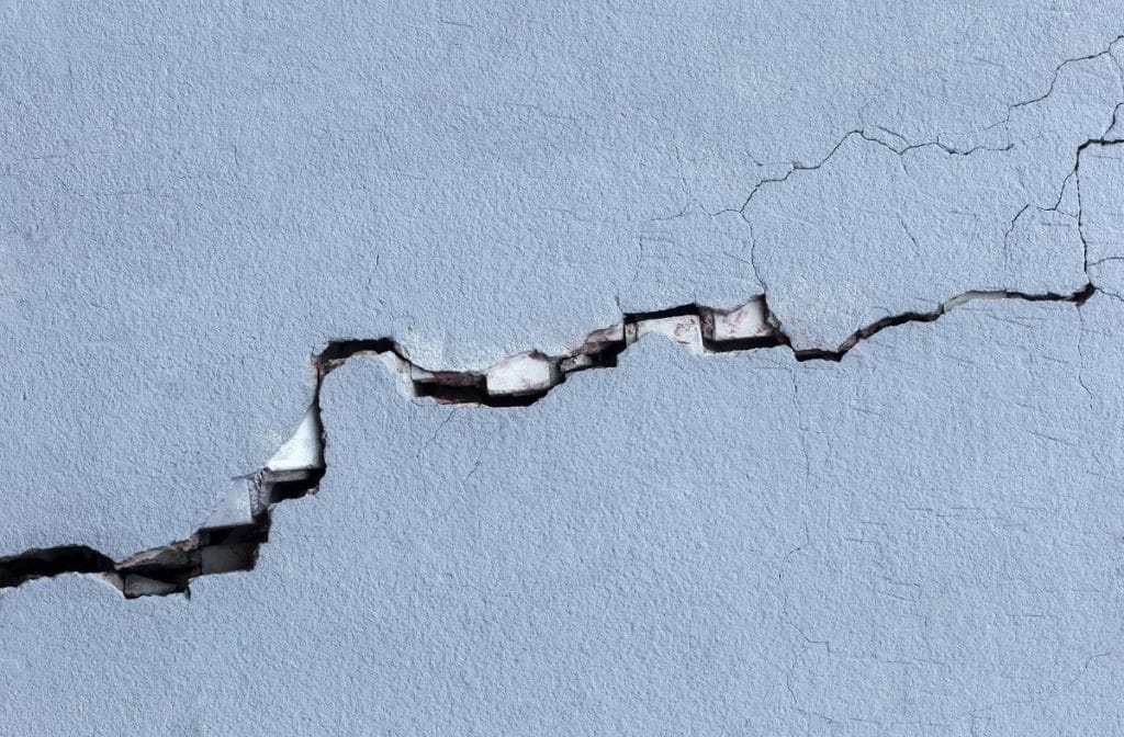 découvrez les causes des fissures sur les murs dues à la chaleur, apprenez à les identifier et obtenez des conseils pour protéger votre maison contre les dommages causés par les variations de température.