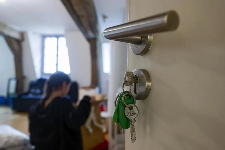 découvrez pourquoi les tarifs de l’assurance habitation pour étudiants connaissent une hausse en 2024 et obtenez des conseils pour économiser sur vos contrats tout en restant bien protégé.