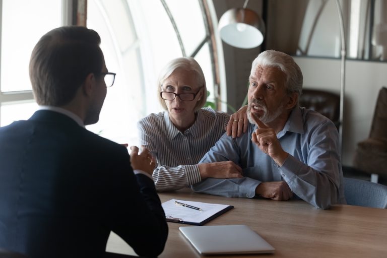 découvrez comment rédiger et déposer efficacement une plainte auprès de votre assurance : démarches, conseils et étapes à suivre pour défendre vos droits face à un litige.