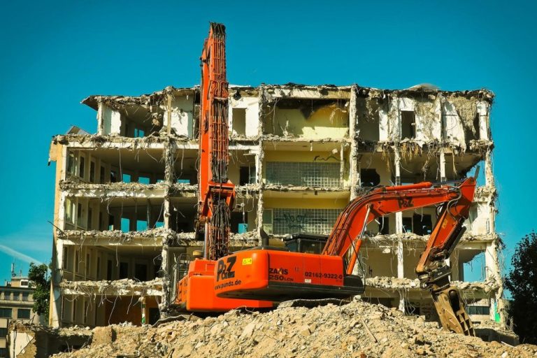 découvrez les méthodes, enjeux et précautions entourant la démolition par incendie, une technique de destruction contrôlée utilisée dans certains contextes spécifiques pour éliminer des structures en toute sécurité.