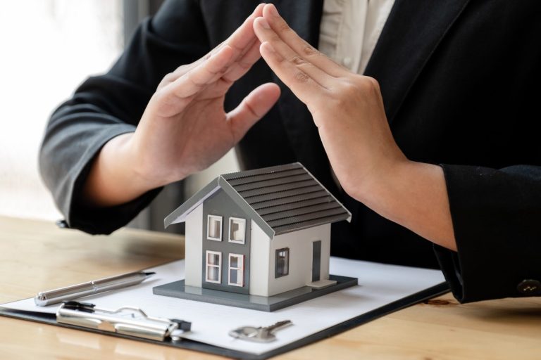 découvrez les raisons possibles d'un refus d'assurance habitation, les solutions pour y remédier et vos recours pour trouver une couverture adaptée à votre logement.