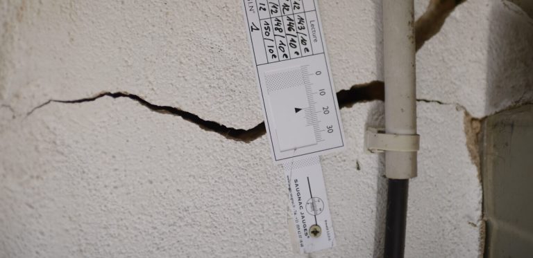 découvrez notre aide innovante pour réparer et prévenir les fissures dans les maisons construites sur sols argileux, assurant stabilité et durabilité à votre habitation.