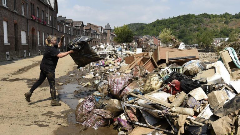 découvrez comment le changement climatique influence l'évolution des coûts de l'assurance habitation et les risques associés pour les propriétaires.