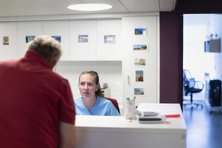 découvrez comment bénéficier de réductions sur vos primes d'assurance en floride et économisez tout en protégeant vos biens efficacement.