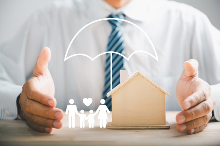 découvrez comment la hausse des primes d'assurance habitation influence les coûts de reconstruction et ce que cela signifie pour votre budget et votre protection.