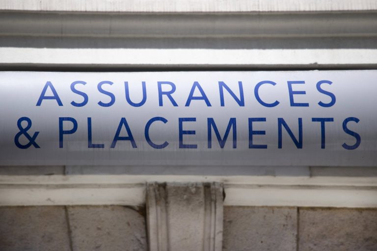 découvrez le ralentissement de la baisse des primes d'assurance auto et habitation prévu pour novembre 2025 et ce que cela implique pour votre budget.