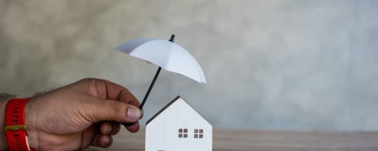 découvrez les raisons de la hausse des primes d'assurance habitation et comment protéger votre budget face à l'augmentation des coûts.