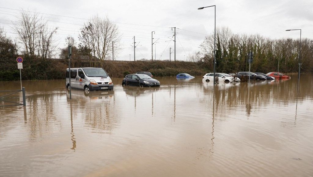 découvrez les enjeux financiers liés à la hausse des assurances habitation causée par les inondations d'ici 2050 et qui en assumera le coût.