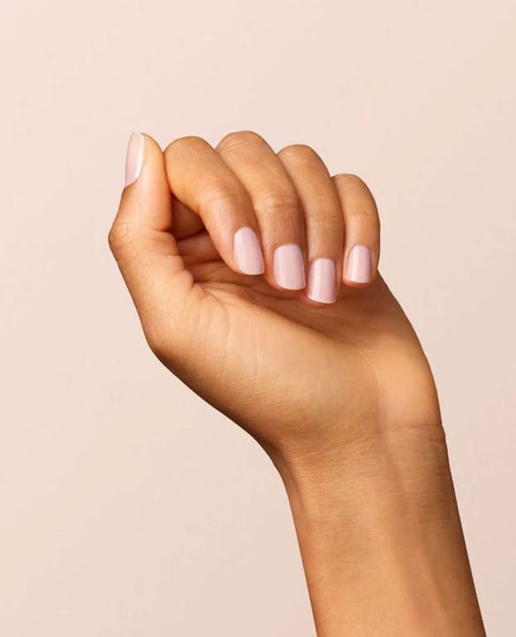 découvrez le vernis ongles so'bio étic romantic rose, une couleur douce et romantique pour une manucure naturelle et éclatante. formulé avec des ingrédients bio, il prend soin de vos ongles tout en offrant une tenue parfaite.