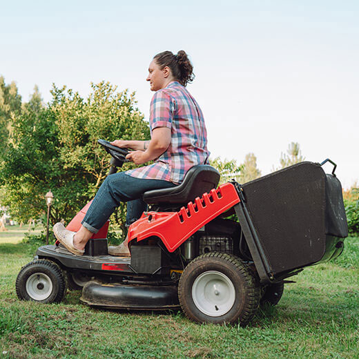découvrez pourquoi l'assurance pour tracteur tondeuse est une obligation légale, quelles sont les garanties indispensables et comment choisir la meilleure couverture pour protéger votre matériel et votre responsabilité.