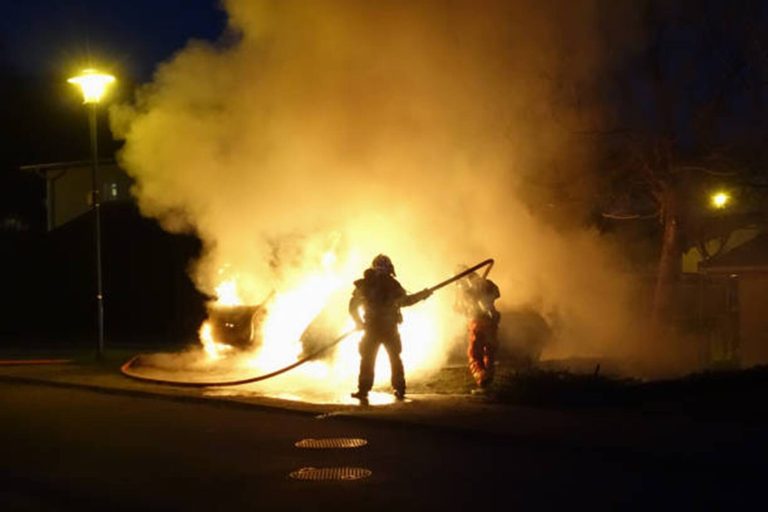 un feu nocturne détruit un camping-car, les pompiers interviennent rapidement pour maîtriser l'incendie et sécuriser les lieux.