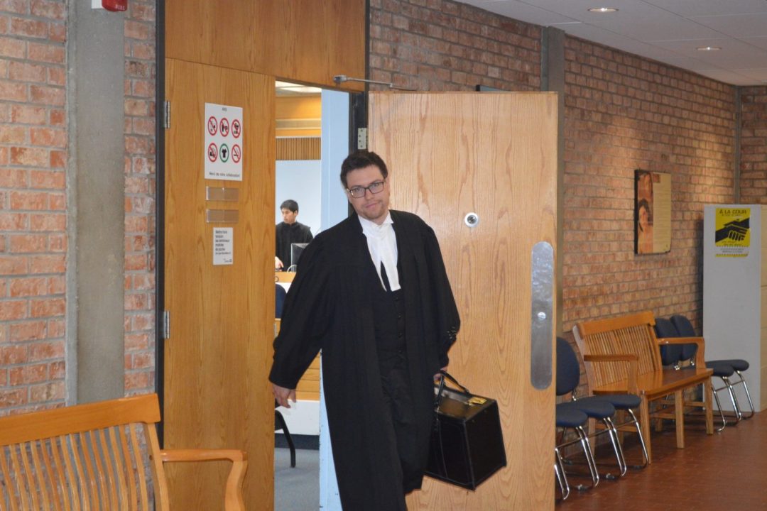 découvrez les détails d'un incident criminel survenu à la ferme d'un élu, survenu peu après son élection, et les répercussions de cet acte ciblé.