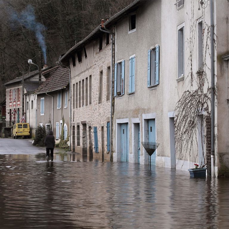 découvrez comment obtenir une indemnisation rapide et efficace auprès de votre assurance en cas de catastrophes naturelles. guide complet et conseils pratiques.
