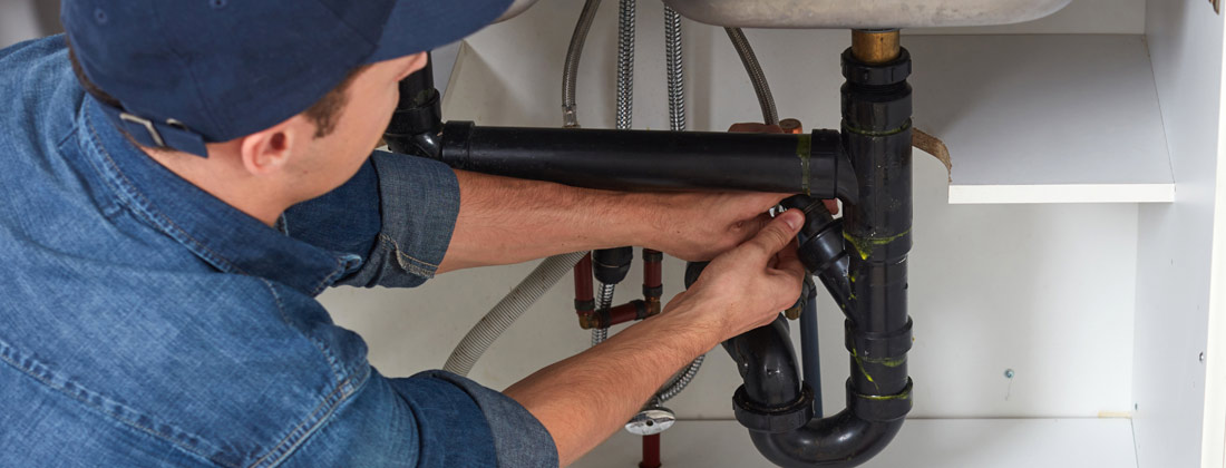 découvrez la répartition des frais de réparations entre locataires et propriétaires, leurs obligations légales et conseils pour éviter les litiges.