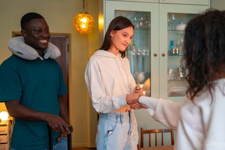 découvrez comment échanger votre maison pour les vacances en toute sérénité grâce à nos conseils pratiques et astuces de sécurité.