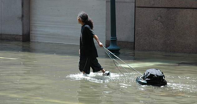 découvrez comment l'exposition aux risques climatiques impacte notre environnement et nos sociétés, et les mesures pour s'y préparer efficacement.