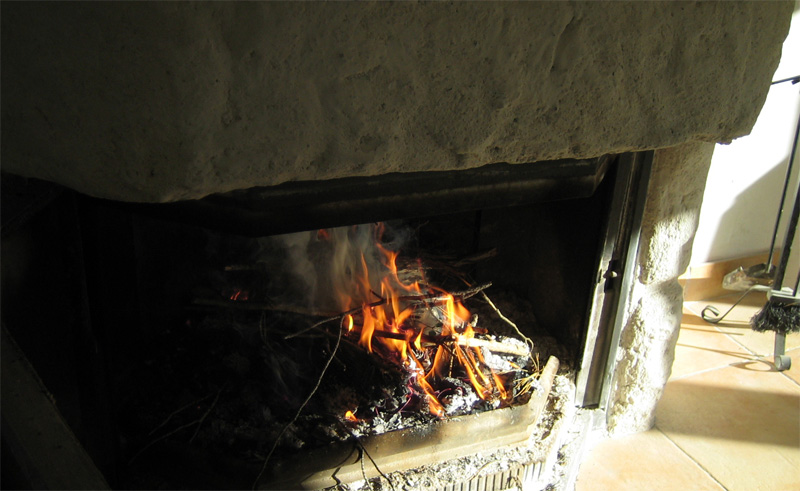 découvrez nos conseils et bonnes pratiques pour la prévention incendie de cheminée afin d'assurer la sécurité de votre habitation et éviter tout risque d'incendie.