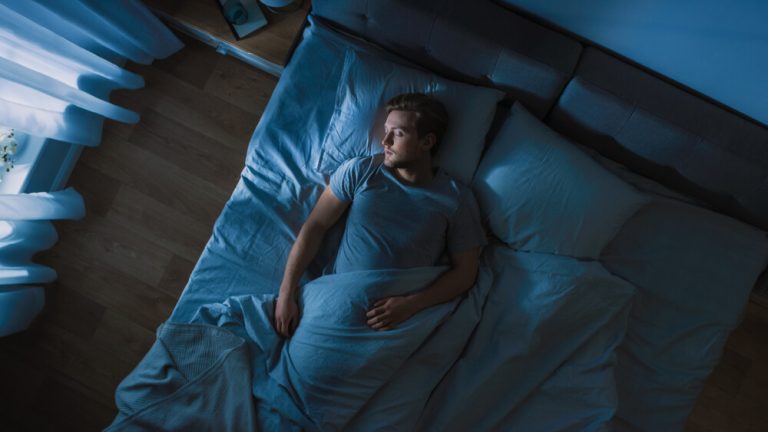 découvrez les implications de dormir fenêtre ouverte sur votre assurance vol et comment protéger efficacement votre domicile.
