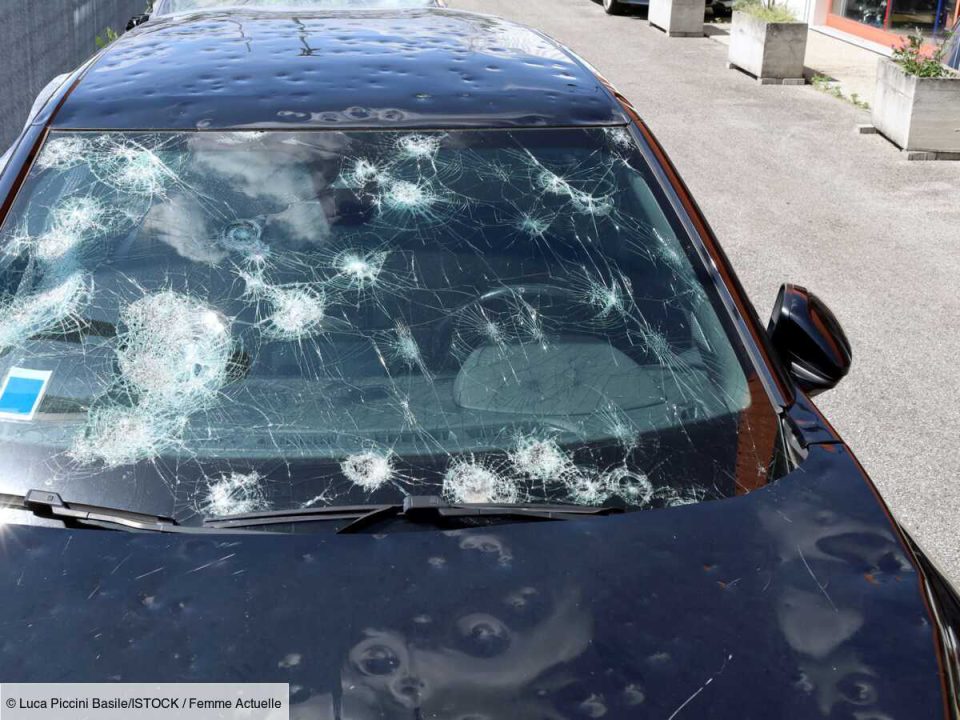 découvrez les dégâts impressionnants causés par des grêlons géants qui détruisent voitures et véhicules. conseils pour protéger votre voiture lors des tempêtes de grêle.